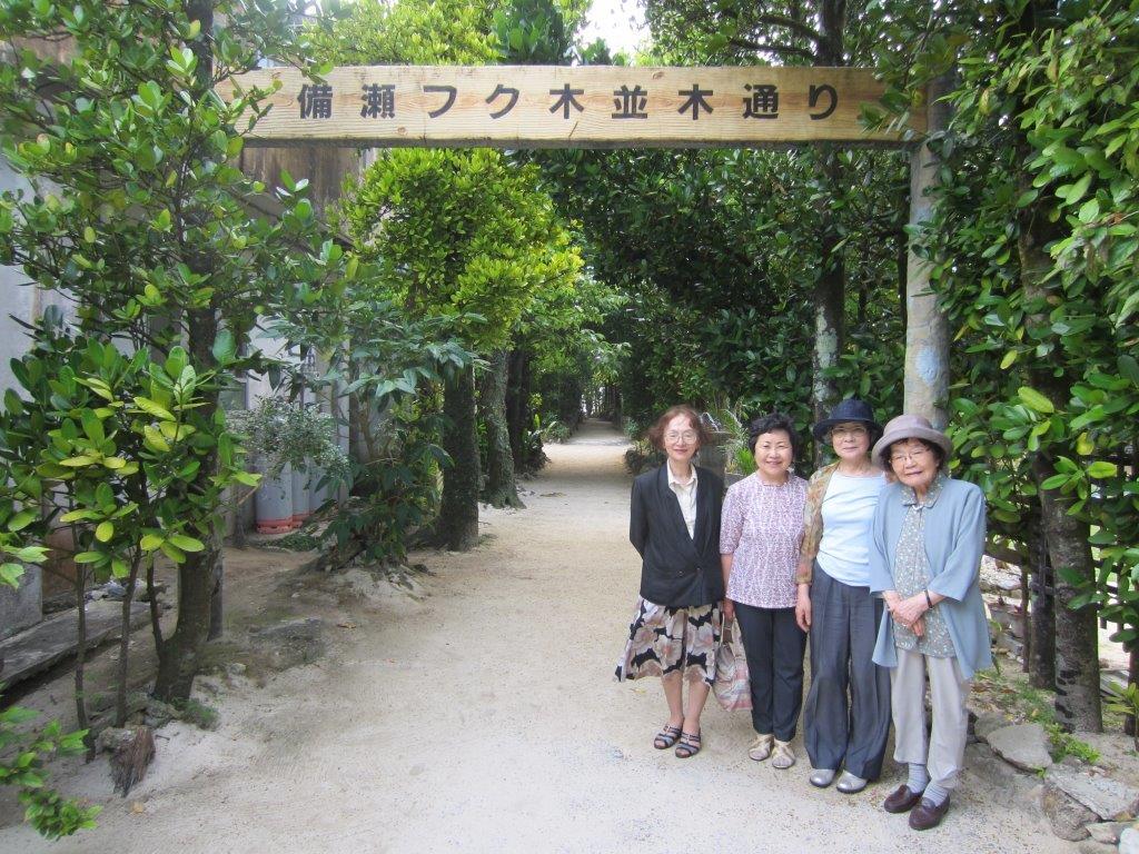 本部町フクギ並木通りでの記念写真